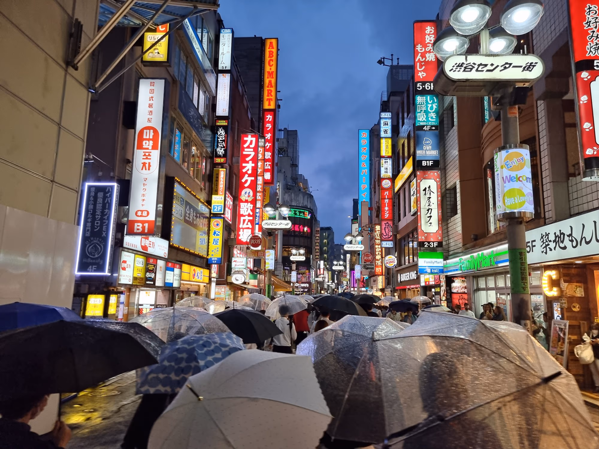 Leuchtschilder entlang der Straße Center-gai in Shibuya