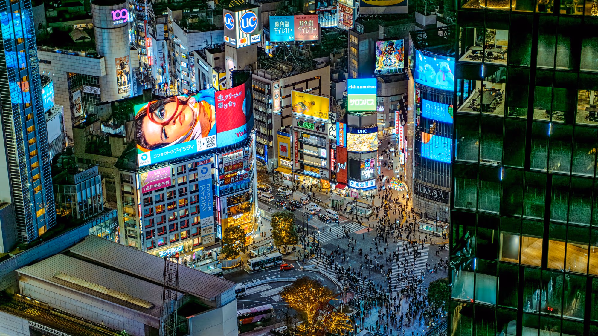 Die Shibuya-Kreuzung fast senkrecht von oben gesehen