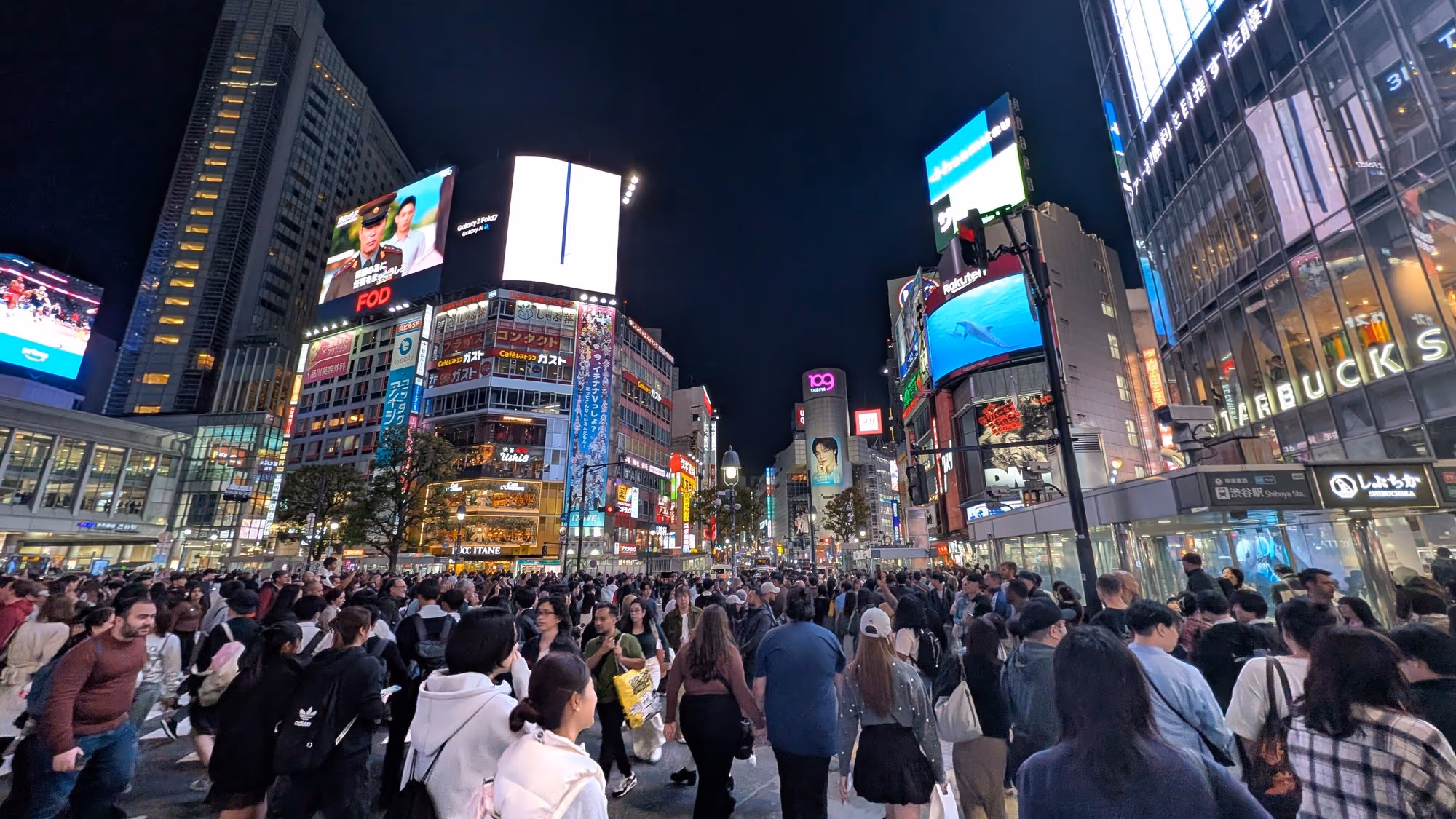 Die von Neonlicht beleuchtete Shibuya-Kreuzung