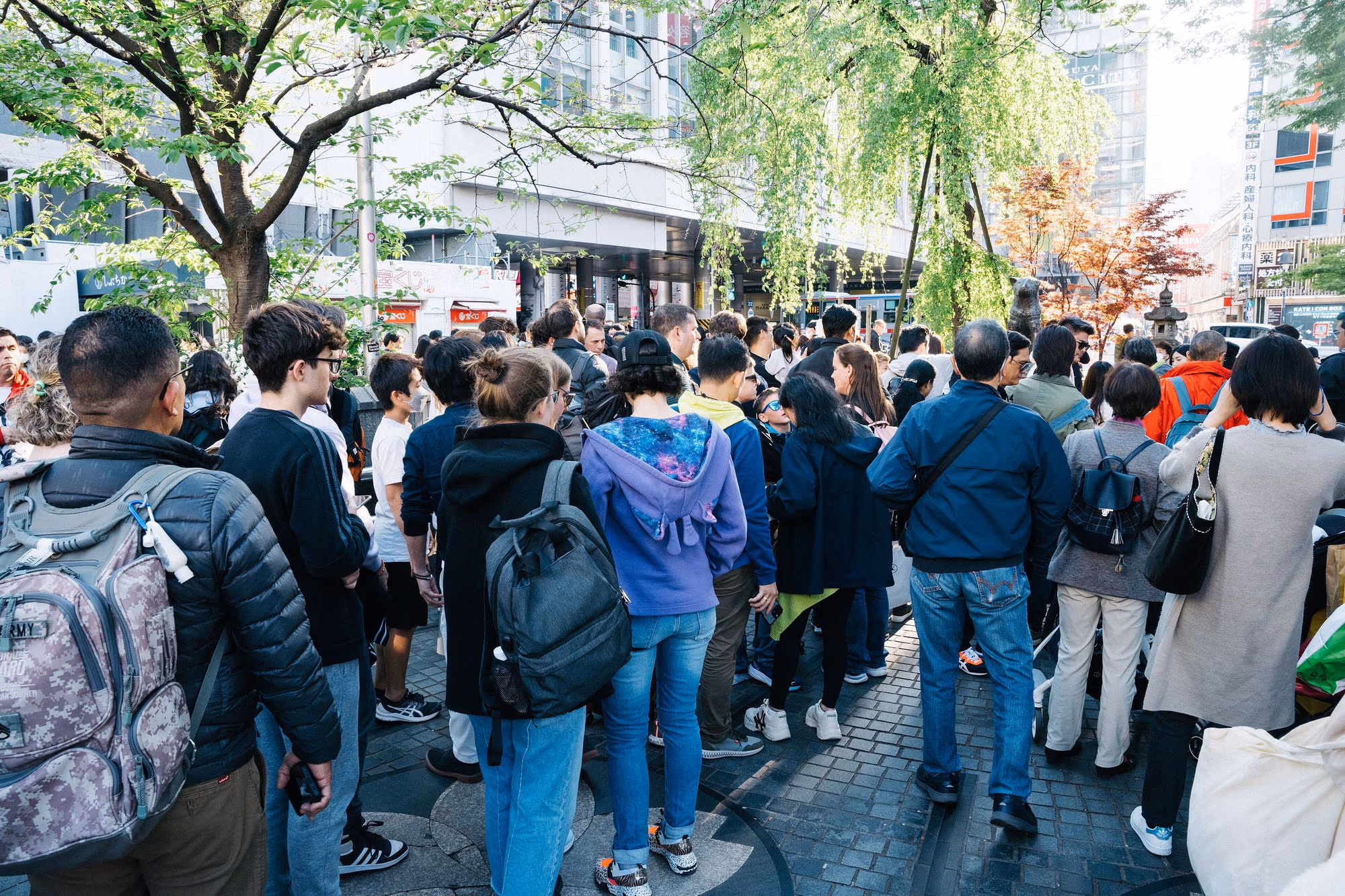 Die Bronzestatue des Hundes Hachikō vor dem Bahnhof Shibuya