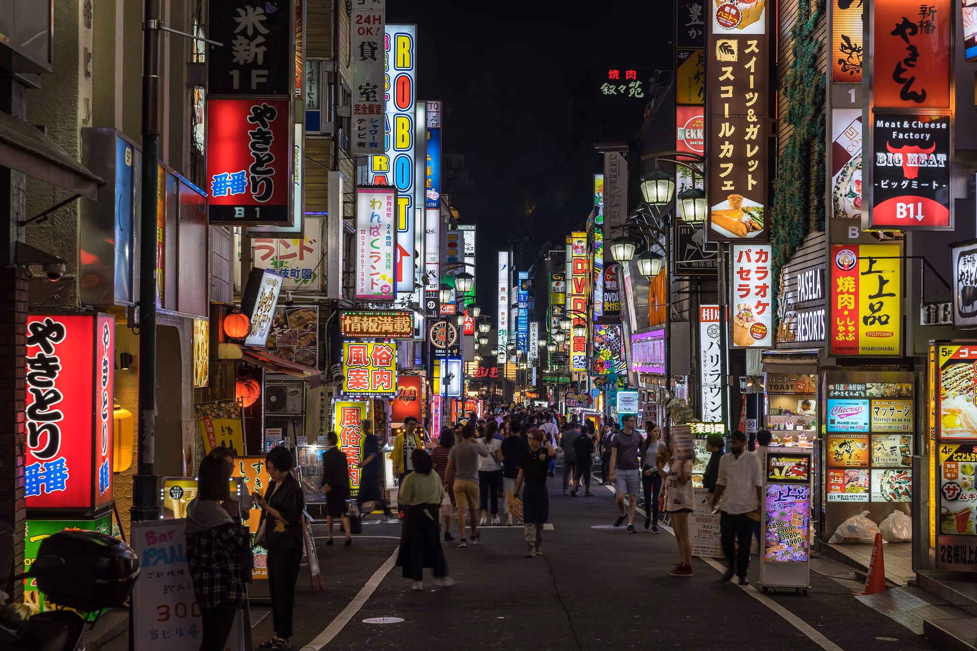 Bunte Neonschilder in Kabukichō, Shinjuku