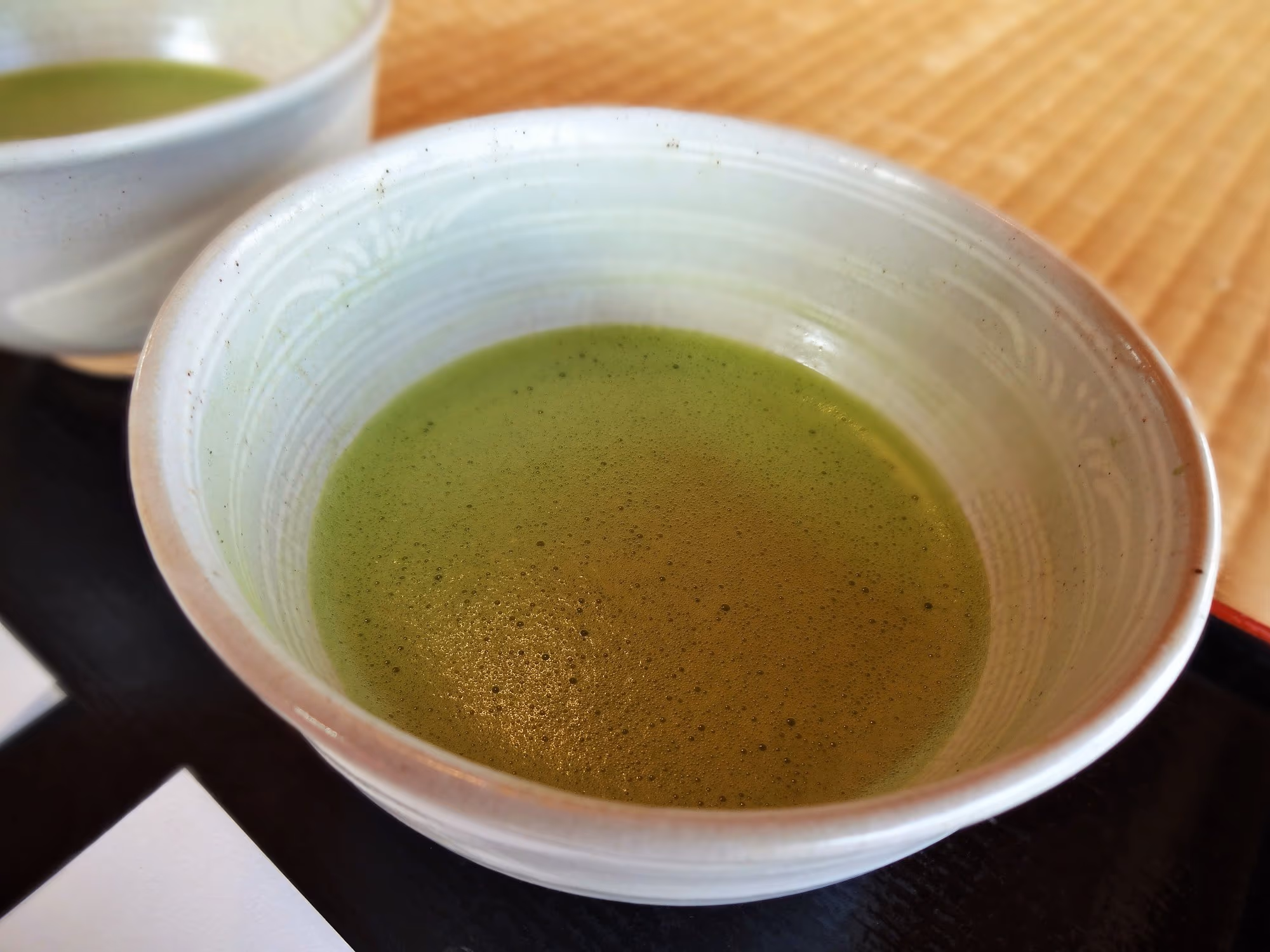 Eine Schale geschlagener Matcha mit japanischen Süßigkeiten