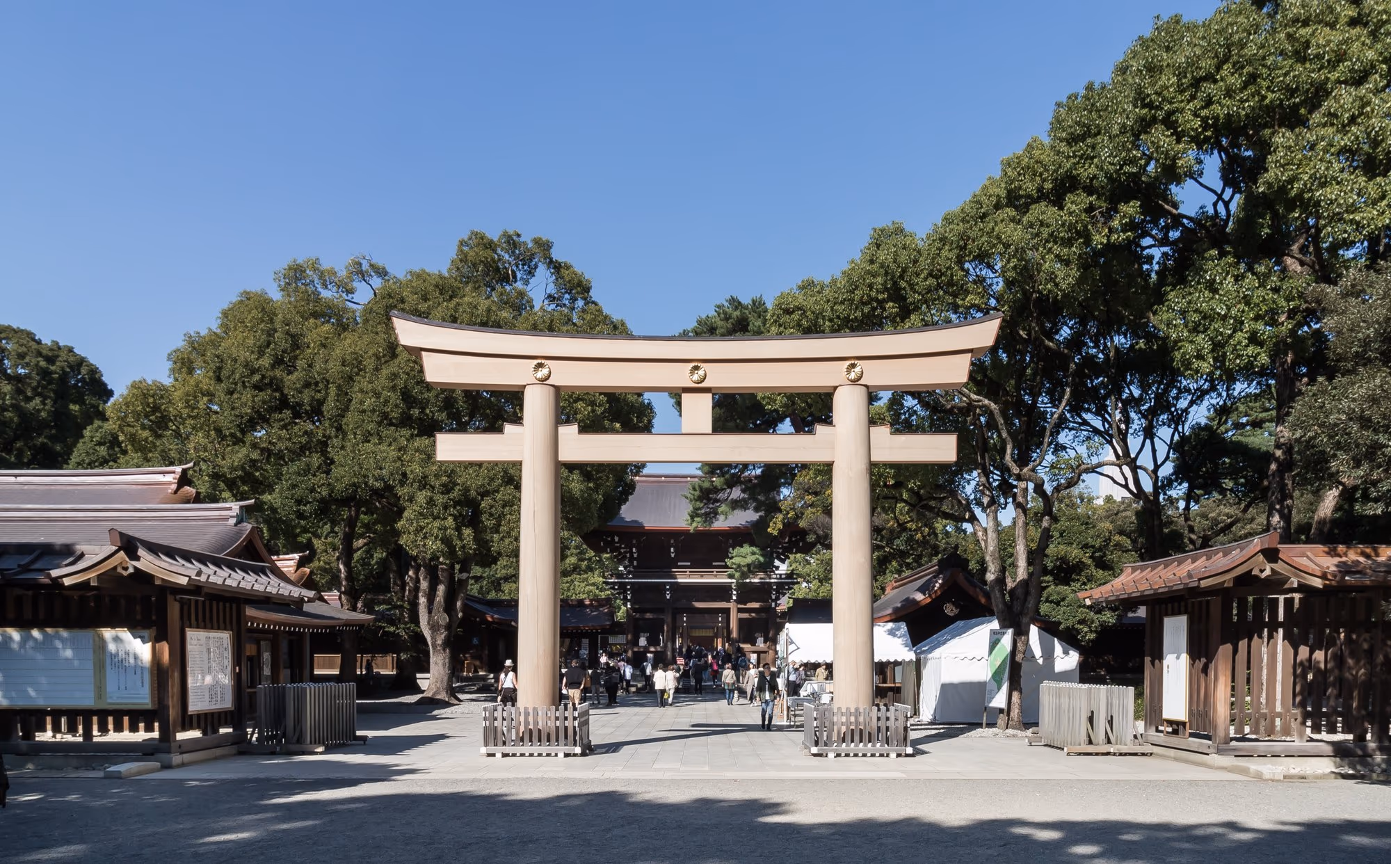 Das große hölzerne Torii auf dem Zugangsweg zum Meiji Jingū