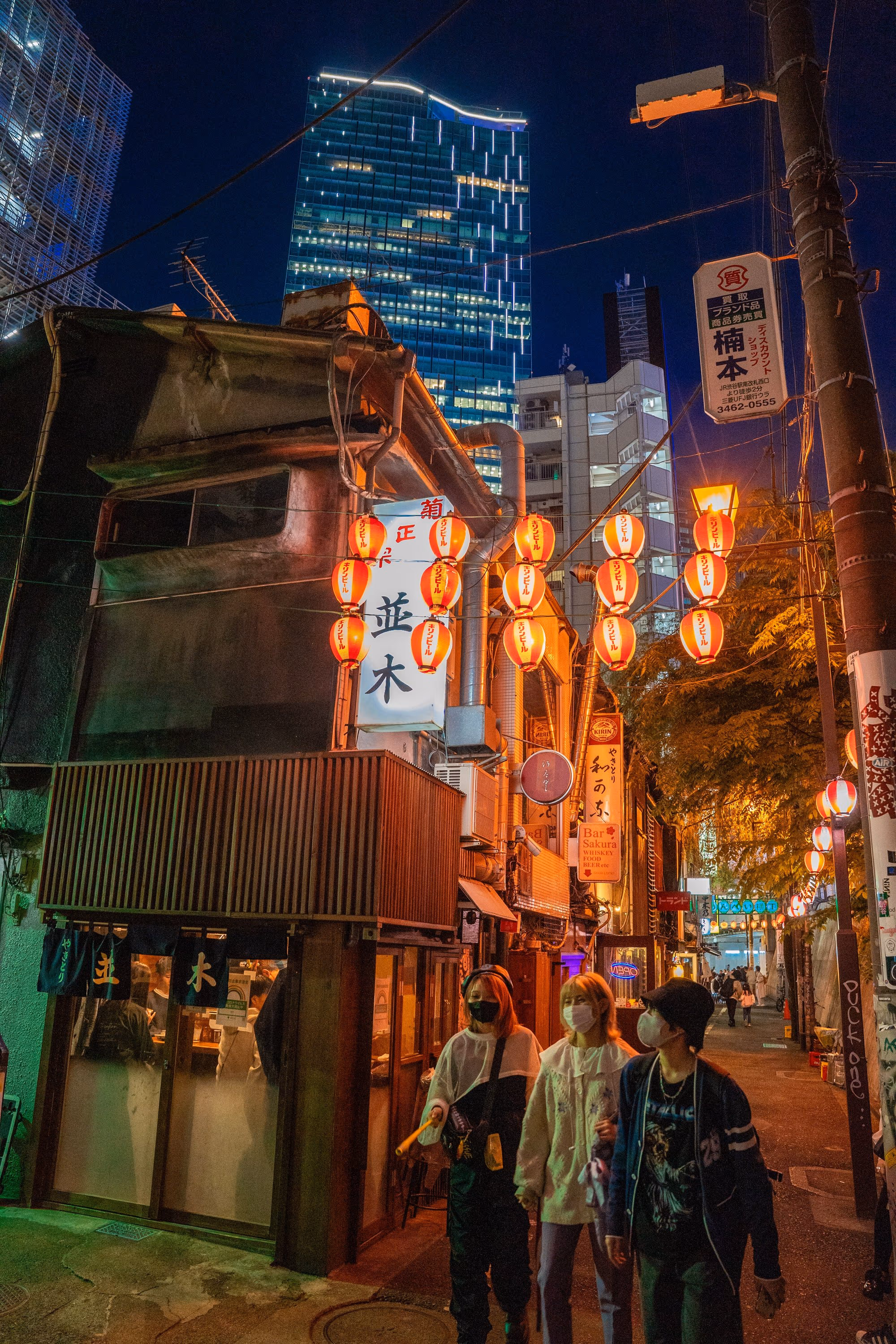 Laternen beleuchten die Gasse Nonbei Yokocho in Shibuya