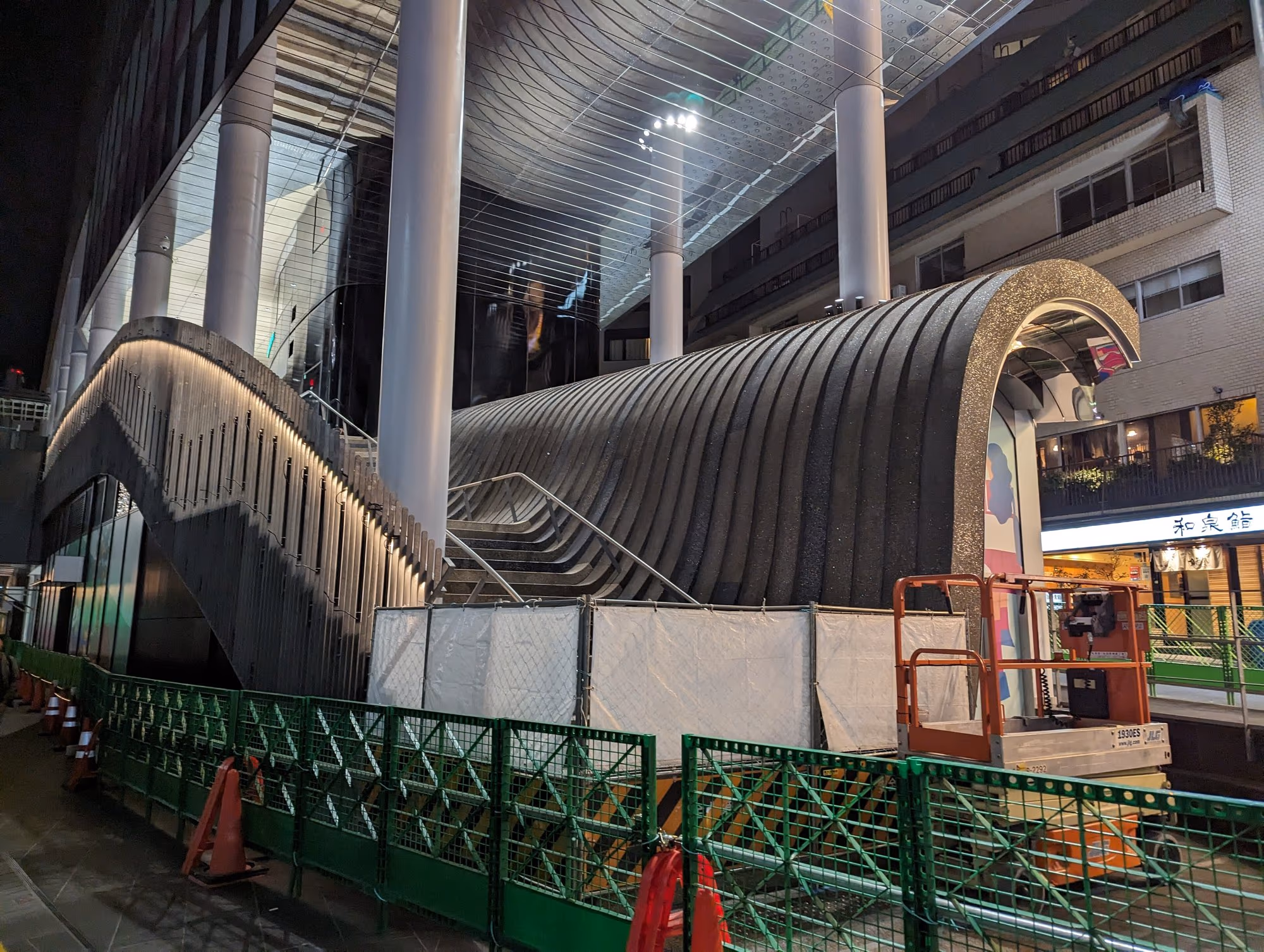 Die Straßen von Shibuya am Abend beleuchtet