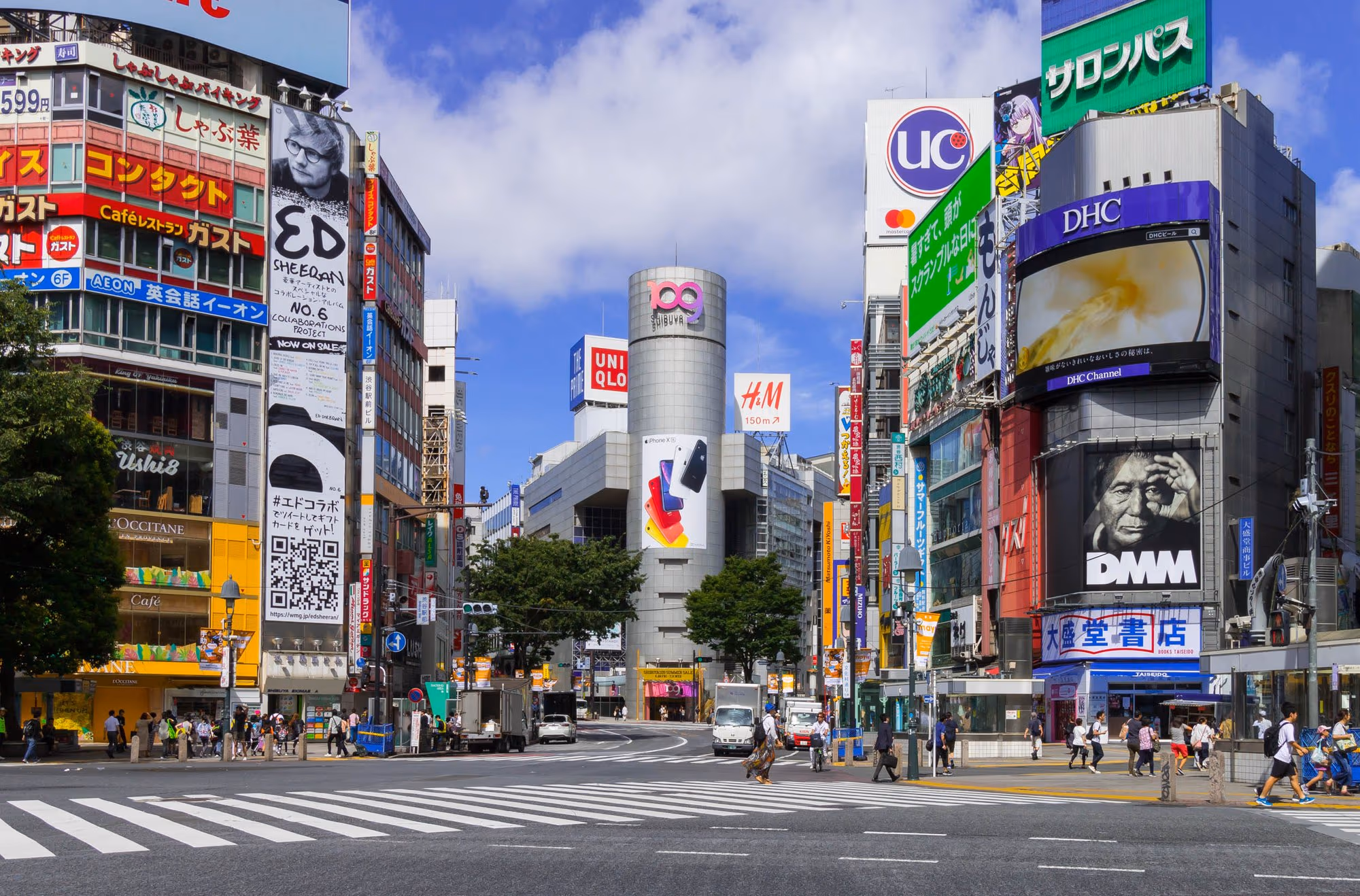Das zylindrische Gebäude SHIBUYA109 am Fuß der Dōgenzaka