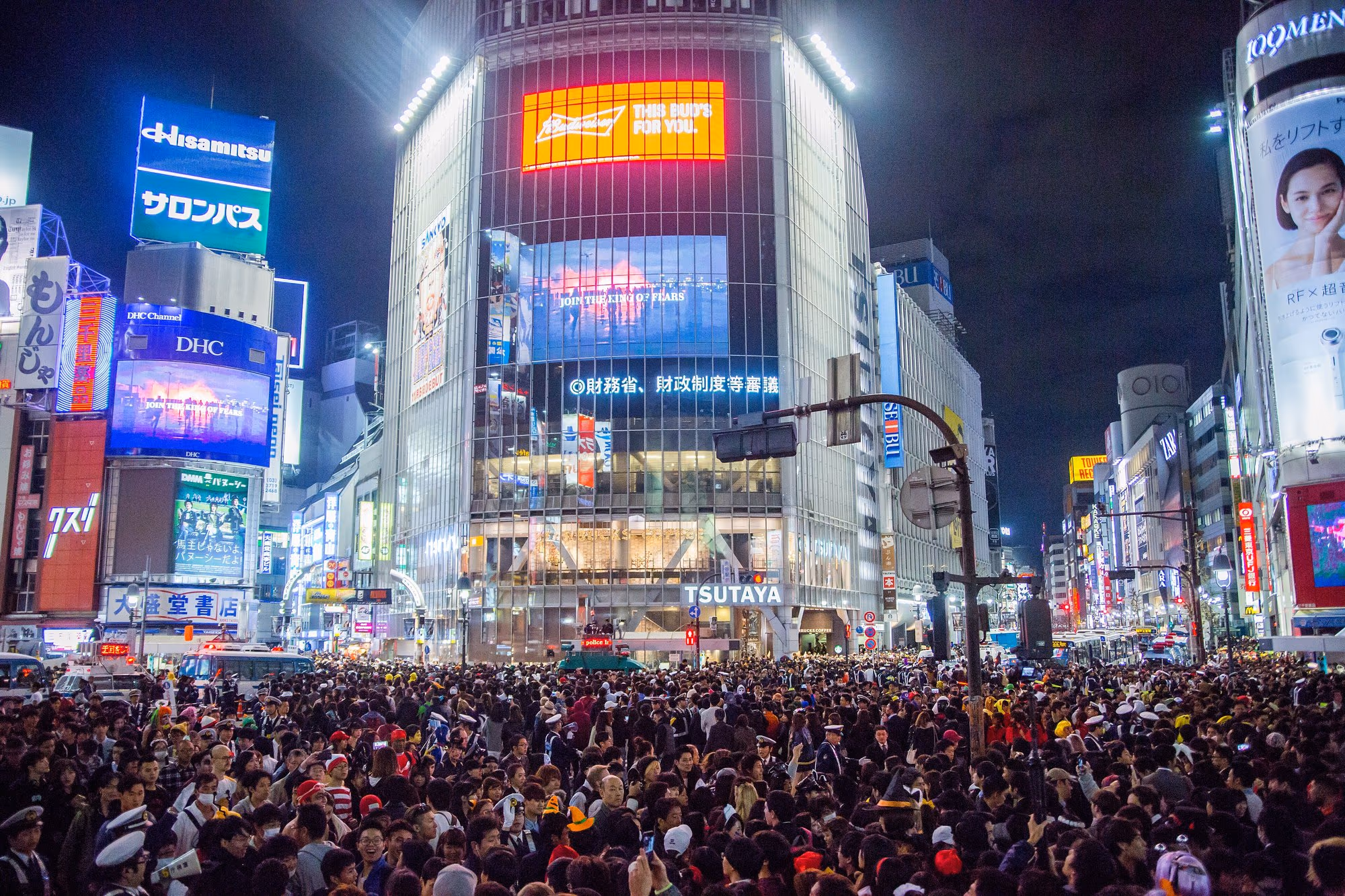 Kostümierte Menge in einer Straße in Shibuya an Halloween