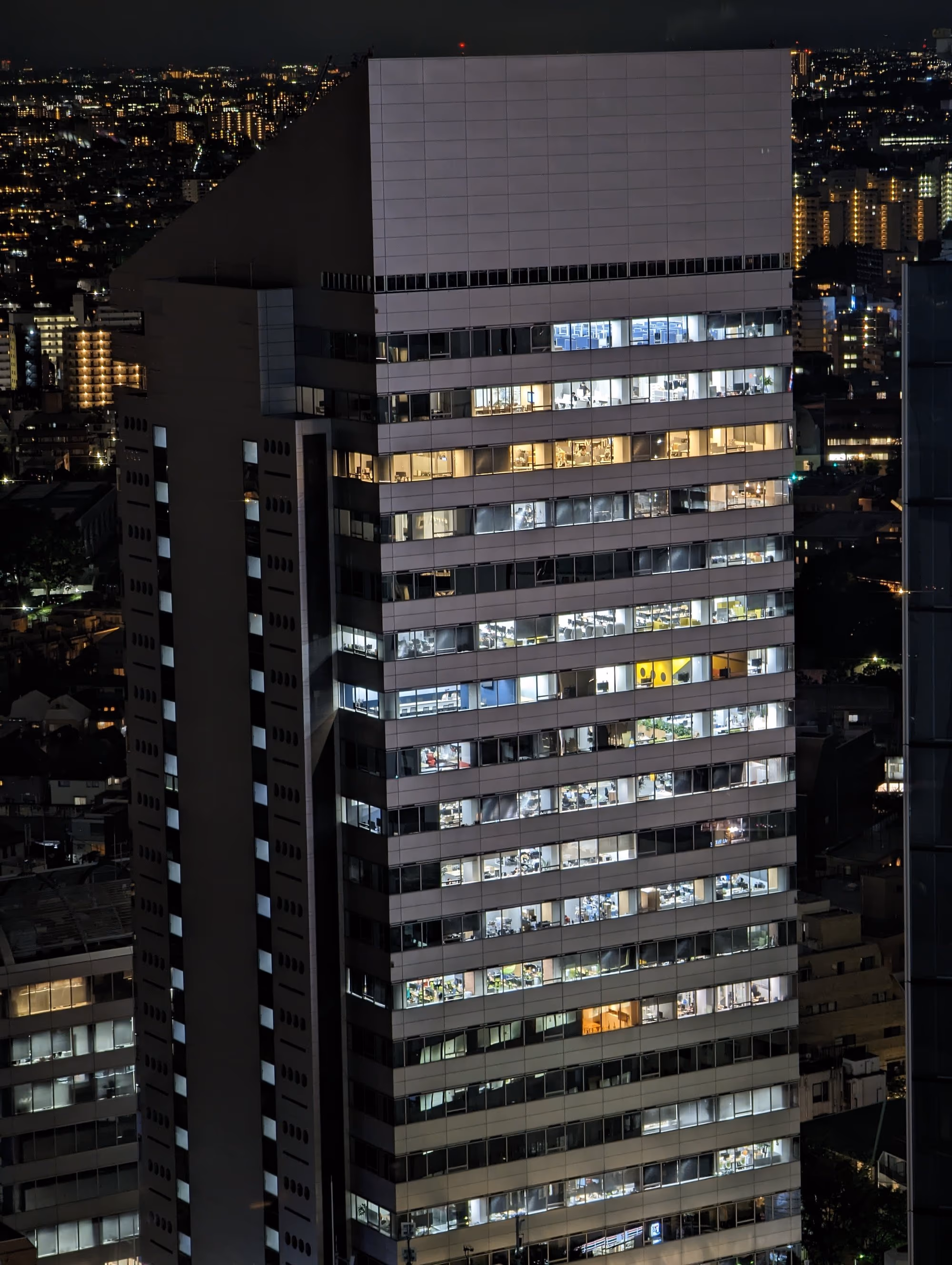 Neonbeleuchtete Gebäude in Shibuya bei Nacht