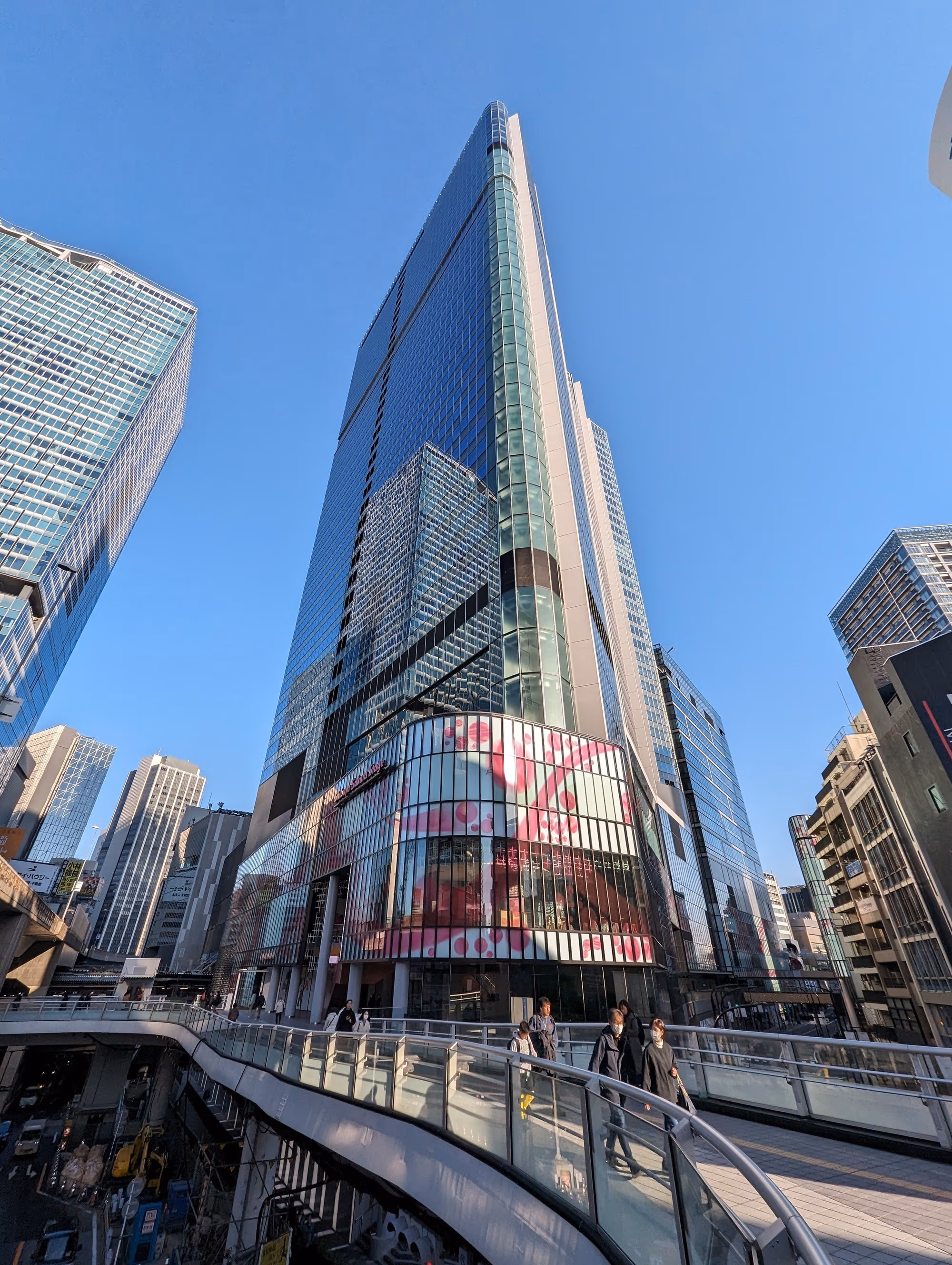 Ein moderner Gebäudekomplex in Shibuya