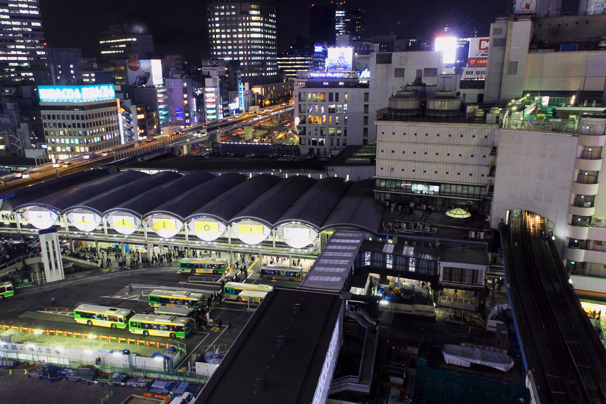 Der Vorplatz des Bahnhofs Shibuya mit Fußgängern