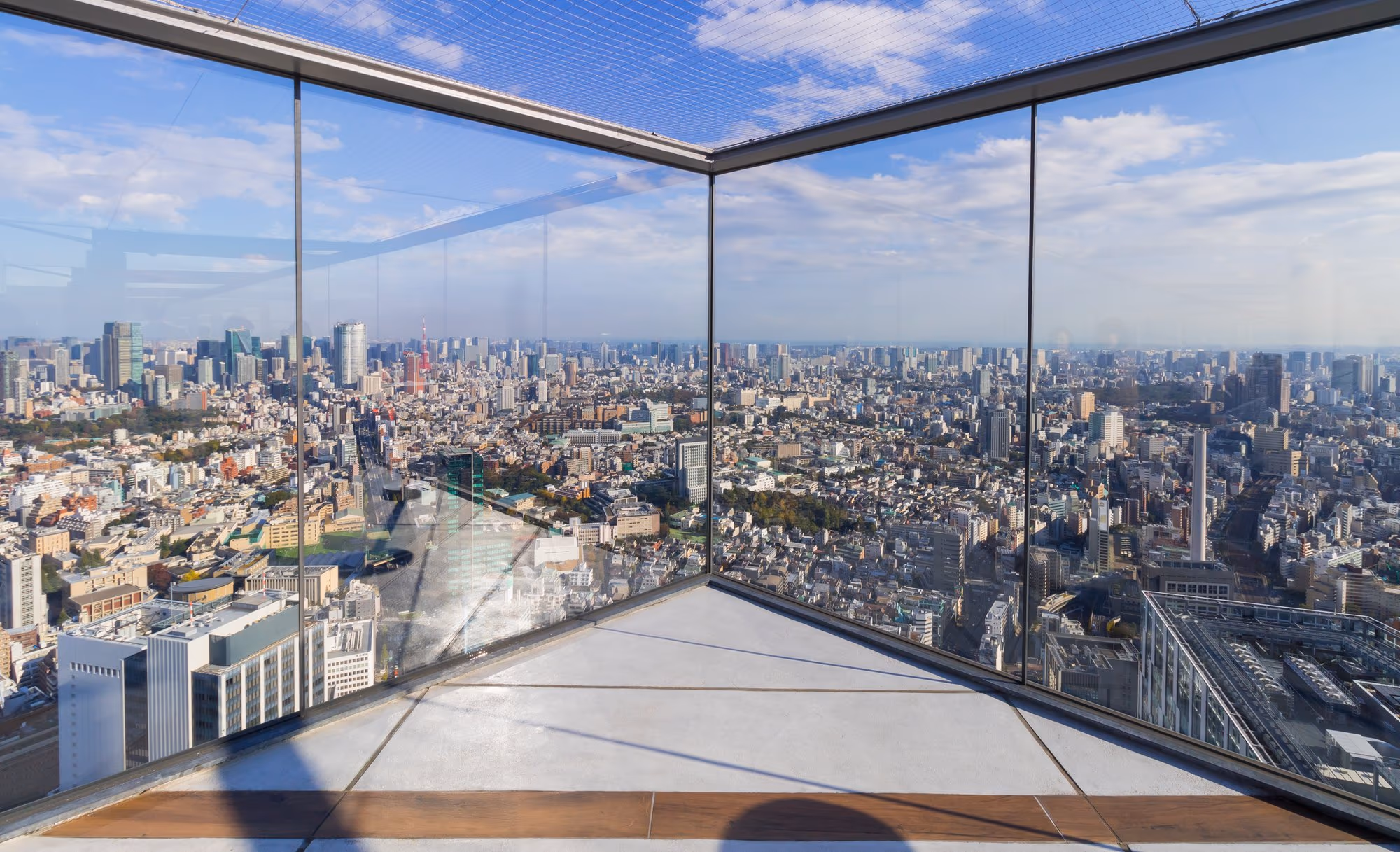 Besucher auf der offenen Dachterrasse von Shibuya Sky über Tokio