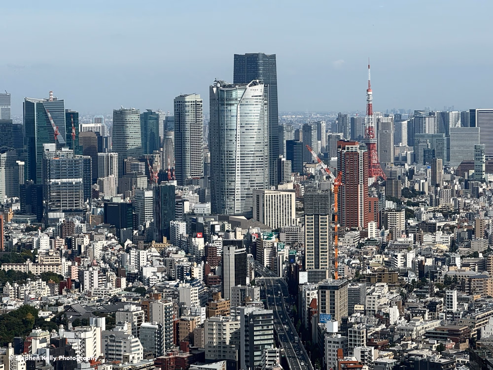 Tokyo Tower und Hochhäuser von der Aussichtsplattform Shibuya Sky aus gesehen