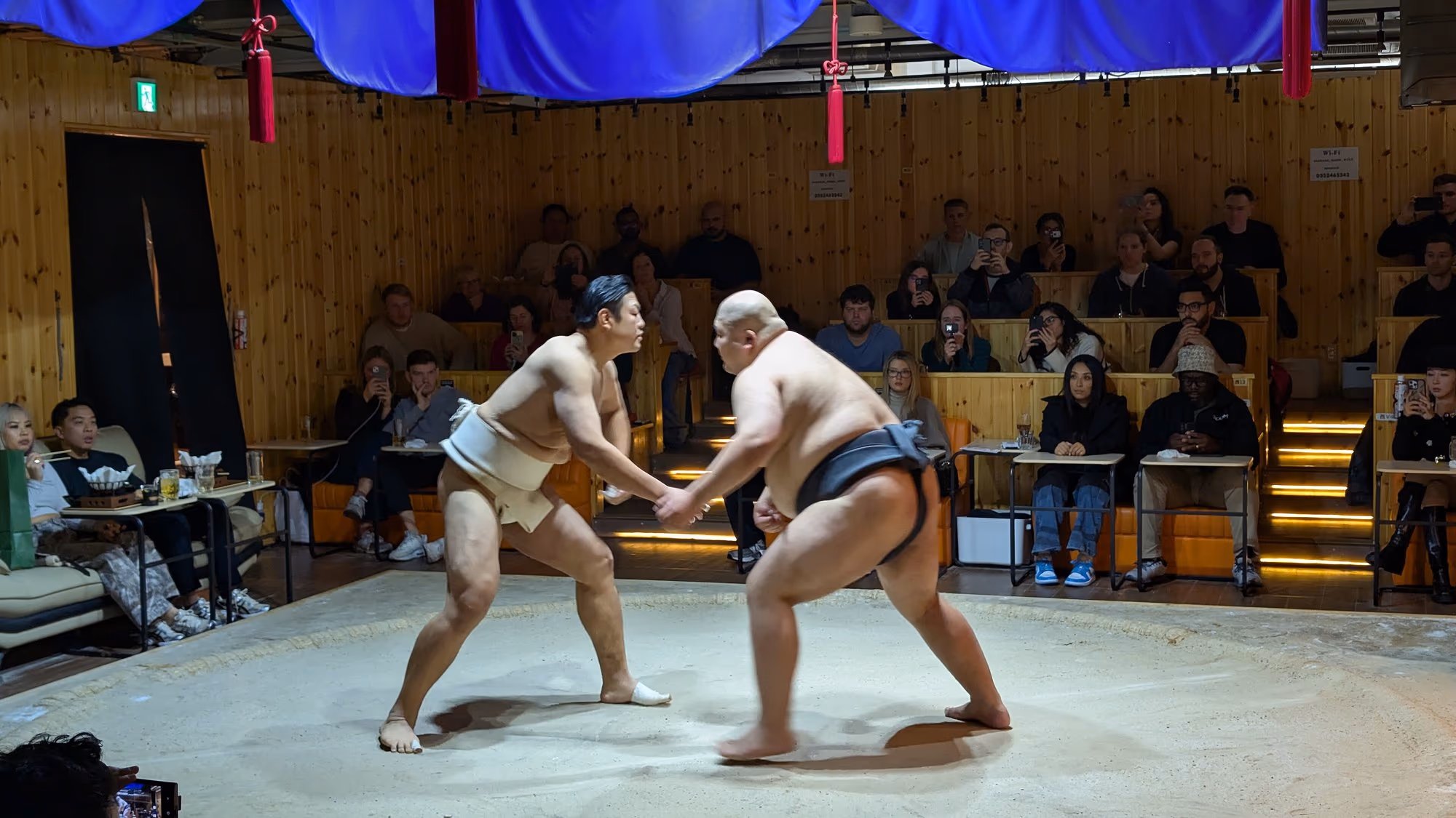 Zwei Sumo-Ringer während einer Vorführung
