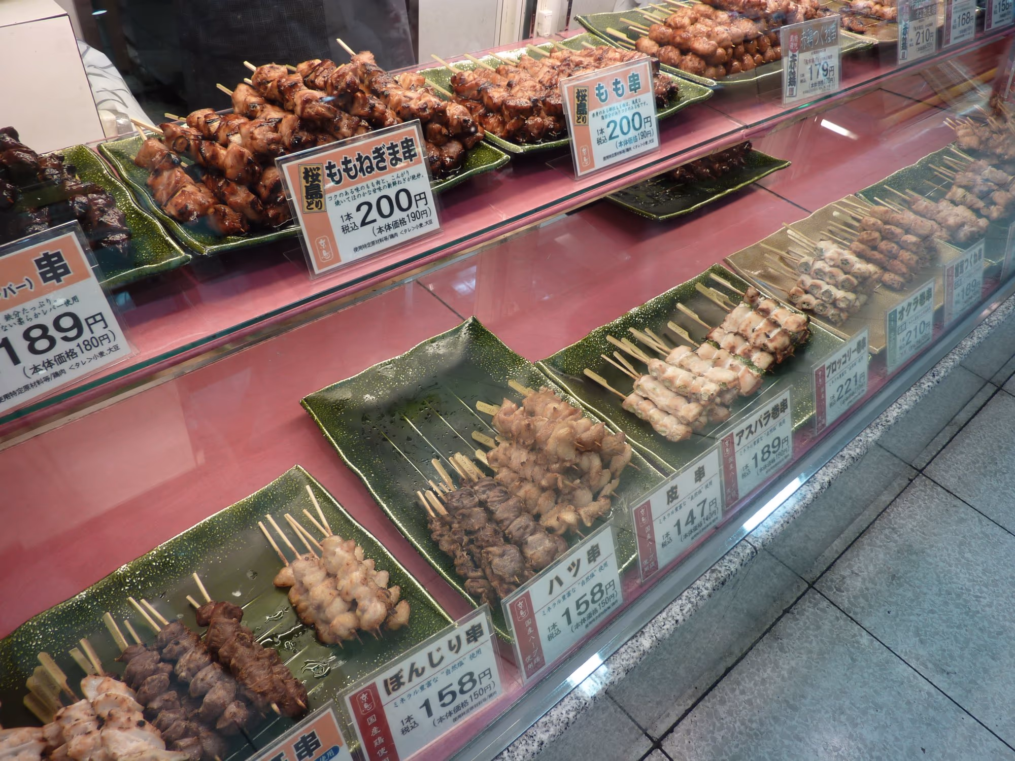 Yakitori-Spieße auf dem Grill